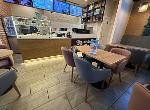 Барная стойка и мебель для кафе-пекарни Cinnabon в Москве Фото 3
