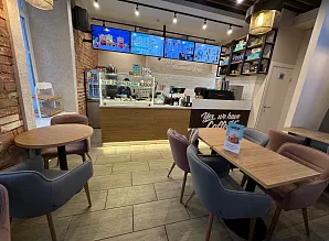 Барная стойка и мебель для кафе-пекарни Cinnabon в Москве Фото 2
