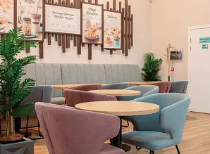 Барная стойка и мебель для кафе пекарни Cinnabon в ТРЦ МЕГА Дыбенко Фото 5