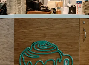 Барная стойка и мебель для кафе-пекарни Cinnabon в ТЦ Жемчужная Плаза Фото 24