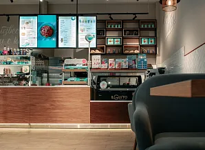 Барная стойка и мебель для кафе-пекарни Cinnabon в Санкт-Петербурге Фото 15