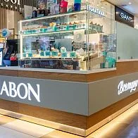 Барная стойка и мебель для кафе-пекарни Cinnabon в ТРЦ «Галерея» в Санкт-Петербурге