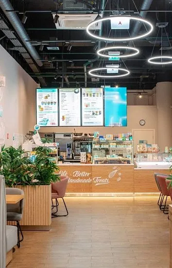 Барная стойка и мебель для кафе-пекарни Cinnabon в ТЦ «Парк Молл» в Санкт-Петербурге