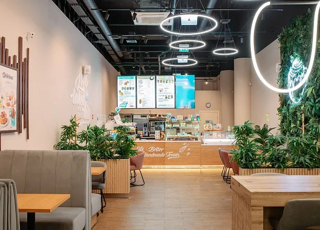 Барная стойка и мебель для кафе-пекарни Cinnabon в ТЦ «Парк Молл» в Санкт-Петербурге