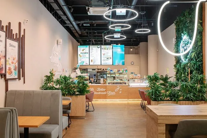 Барная стойка и мебель для кафе-пекарни Cinnabon в ТЦ «Парк Молл» в Санкт-Петербурге