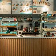 Барная стойка и мебель для кафе-пекарни Cinnabon на Среднем проспекте В.О.