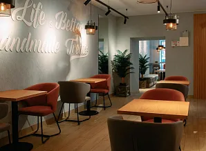 Барная стойка и мебель для кафе-пекарни Cinnabon на Среднем проспекте В.О. Фото 6