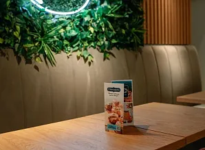 Барная стойка и мебель для кафе-пекарни Cinnabon на Невском проспекте Фото 29