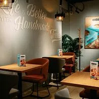 Барная стойка и мебель для кафе-пекарни Cinnabon на Невском проспекте
