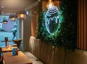 Барная стойка и мебель для кафе-пекарни Cinnabon на Невском проспекте Фото 6