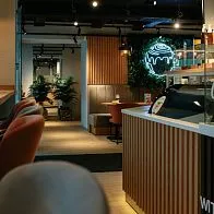 Барная стойка и мебель для кафе-пекарни Cinnabon на Невском проспекте