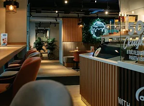 Барная стойка и мебель для кафе-пекарни Cinnabon на Невском проспекте Фото 2