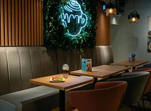 Барная стойка и мебель для кафе-пекарни Cinnabon на Невском проспекте Фото 25
