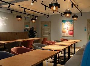 Барная стойка и мебель для кафе-пекарни Cinnabon на Среднем проспекте В.О. Фото 17