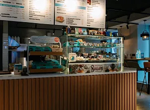 Барная стойка и мебель для кафе-пекарни Cinnabon на Невском проспекте Фото 23
