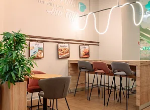 Барная стойка и мебель для кафе-пекарни Cinnabon в ТЦ «Парк Молл» в Санкт-Петербурге Фото 8
