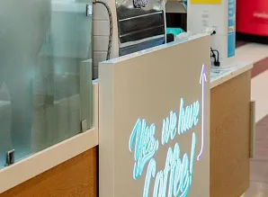 Барная стойка и мебель для кафе-пекарни Cinnabon в ТРЦ «Галерея» в Санкт-Петербурге Фото 12