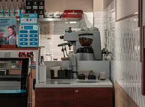 Барная стойка и мебель для кафе-пекарни Cinnabon в Санкт-Петербурге Фото 24