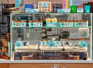Барная стойка и мебель для кафе-пекарни Cinnabon в ТЦ «Парк Молл» в Санкт-Петербурге Фото 24