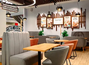 Барная стойка и мебель для кафе-пекарни Cinnabon в ТЦ Европолис в Санкт-Петербурге Фото 8