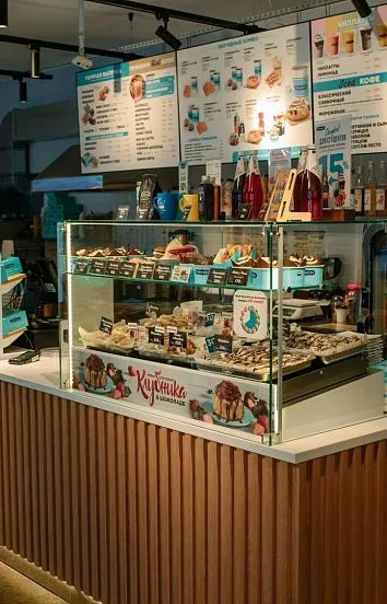 Барная стойка и мебель для кафе-пекарни Cinnabon на Среднем проспекте В.О.