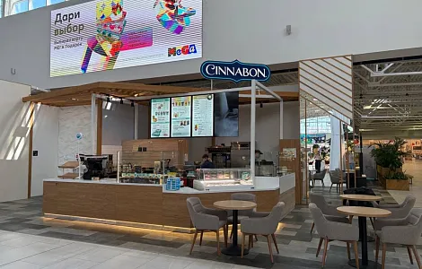 Барная стойка и мебель для кафе-пекарни Cinnabon в ТРЦ МЕГА Парнас в Санкт-Петербурге