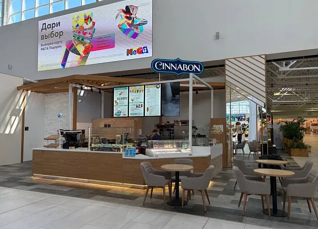 Барная стойка и мебель для кафе-пекарни Cinnabon в ТРЦ МЕГА Парнас в Санкт-Петербурге