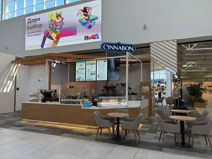 Барная стойка и мебель для кафе-пекарни Cinnabon в ТРЦ МЕГА Парнас в Санкт-Петербурге