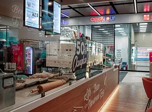 Барная стойка и мебель для кафе-пекарни Cinnabon в ТРЦ Экопарк в Санкт-Петербурге Фото 19