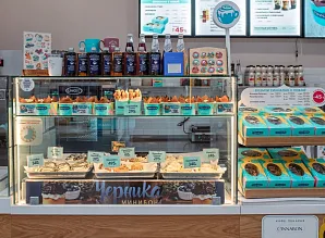 Барная стойка и мебель для кафе пекарни Cinnabon в ТРЦ МЕГА Дыбенко Фото 21