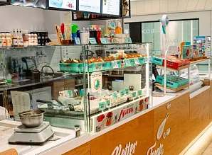 Барная стойка и мебель для кафе-пекарни Cinnabon в ТЦ Европолис в Санкт-Петербурге Фото 17