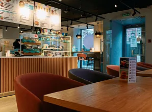 Барная стойка и мебель для кафе-пекарни Cinnabon на Невском проспекте Фото 5
