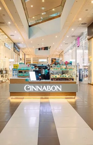 Барная стойка и мебель для кафе-пекарни Cinnabon в ТРЦ «Галерея» в Санкт-Петербурге