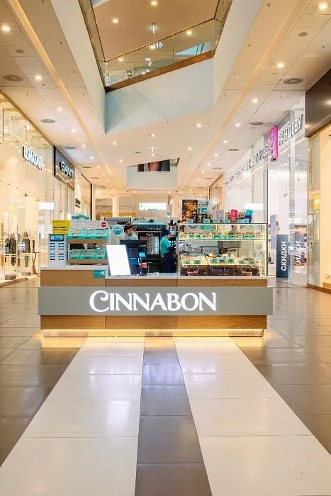 Барная стойка и мебель для кафе-пекарни Cinnabon в ТРЦ «Галерея» в Санкт-Петербурге