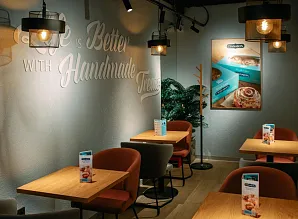 Барная стойка и мебель для кафе-пекарни Cinnabon на Невском проспекте Фото 12