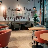 Барная стойка и мебель для кафе-пекарни Cinnabon в Санкт-Петербурге