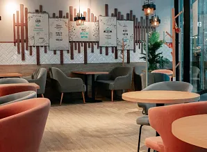Барная стойка и мебель для кафе-пекарни Cinnabon в Санкт-Петербурге Фото 4
