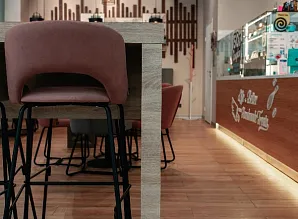 Барная стойка и мебель для кафе-пекарни Cinnabon в ТРЦ Экопарк в Санкт-Петербурге Фото 37