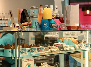 Барная стойка и мебель для кафе-пекарни Cinnabon в ТЦ Жемчужная Плаза Фото 26