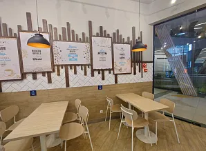 Барная стойка и мебель для кафе-пекарни Cinnabon в Казахстане Фото 3