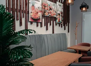 Барная стойка и мебель для кафе-пекарни Cinnabon в ТРЦ Экопарк в Санкт-Петербурге Фото 32