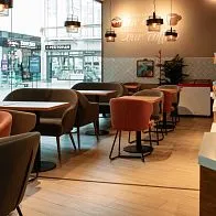 Барная стойка и мебель для кафе-пекарни Cinnabon в ТЦ Жемчужная Плаза