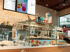 Барная стойка и мебель для кафе-пекарни Cinnabon в ТЦ Жемчужная Плаза Фото 14