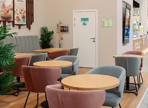 Барная стойка и мебель для кафе пекарни Cinnabon в ТРЦ МЕГА Дыбенко Фото 12