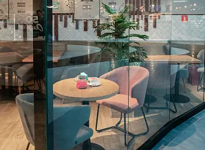 Барная стойка и мебель для кафе-пекарни Cinnabon в Санкт-Петербурге Фото 19