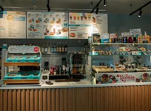 Барная стойка и мебель для кафе-пекарни Cinnabon на Среднем проспекте В.О. Фото 21