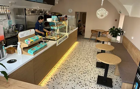 Барная стойка и мебель для кафе-пекарни Cinnabon на Покровке