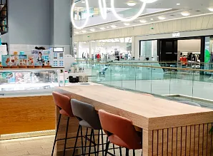 Барная стойка и мебель для кафе-пекарни Cinnabon в ТЦ Европолис в Санкт-Петербурге Фото 9