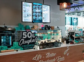 Барная стойка и мебель для кафе-пекарни Cinnabon в ТРЦ Экопарк в Санкт-Петербурге Фото 33