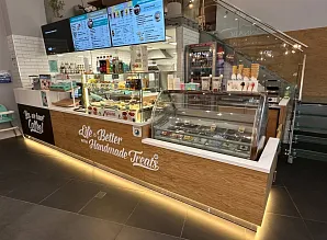 Производство барной стойки и нестандартной мебели для кафе-пекарни Cinnabon в ТРК Мозаика Фото 3